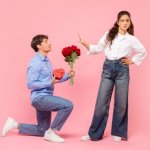 花束をもった男性と嫌がる女性