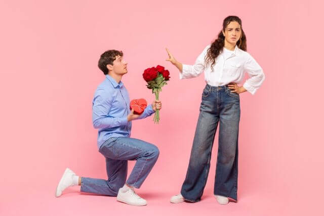 花束をもった男性と嫌がる女性