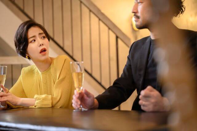 バーでお酒を飲む男女